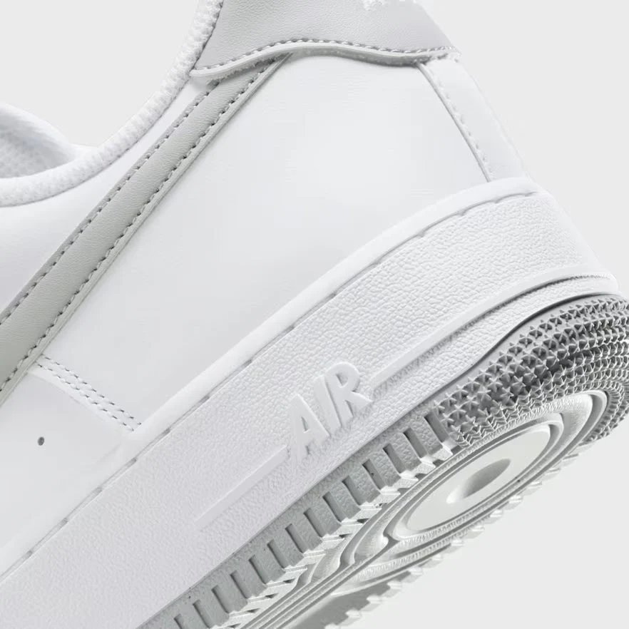 Nike Air Force 1 ’07 LV8  Herren Weiß